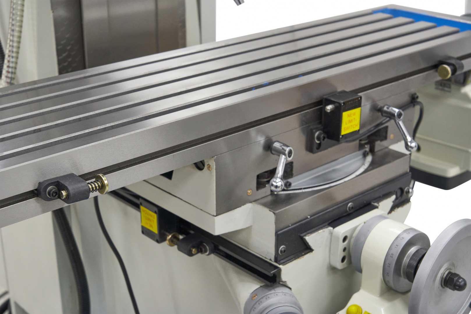 HBM 60 Profi DRO robustní konzolová frézka na kov, ISO 40, 3-osy DRO s LCD displejem, chlazení, strojní posuv X a Y, 400V-3f