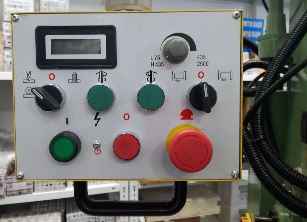 Warco Super Major Vario, robustní frézka s podélným posuvem a strojním posuvem pinoly - 450 kg, LCD digitálním odměřováním 3-osy a invertorem