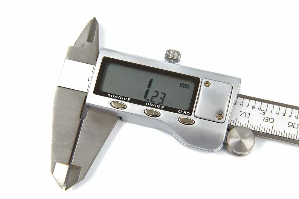 Měřítko posuvné digitální 150 mm, mm/inch, posuvné kolečko pro nastavení palcem, kovové tělo, zobrazení i pro palcové zlomky