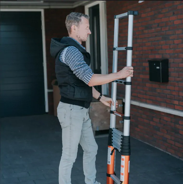 Hliníkový žebřík teleskopický, kvalitní zpracování, délka 2,63 m, 8 příček, nosnost 150 kg, BATAVIA