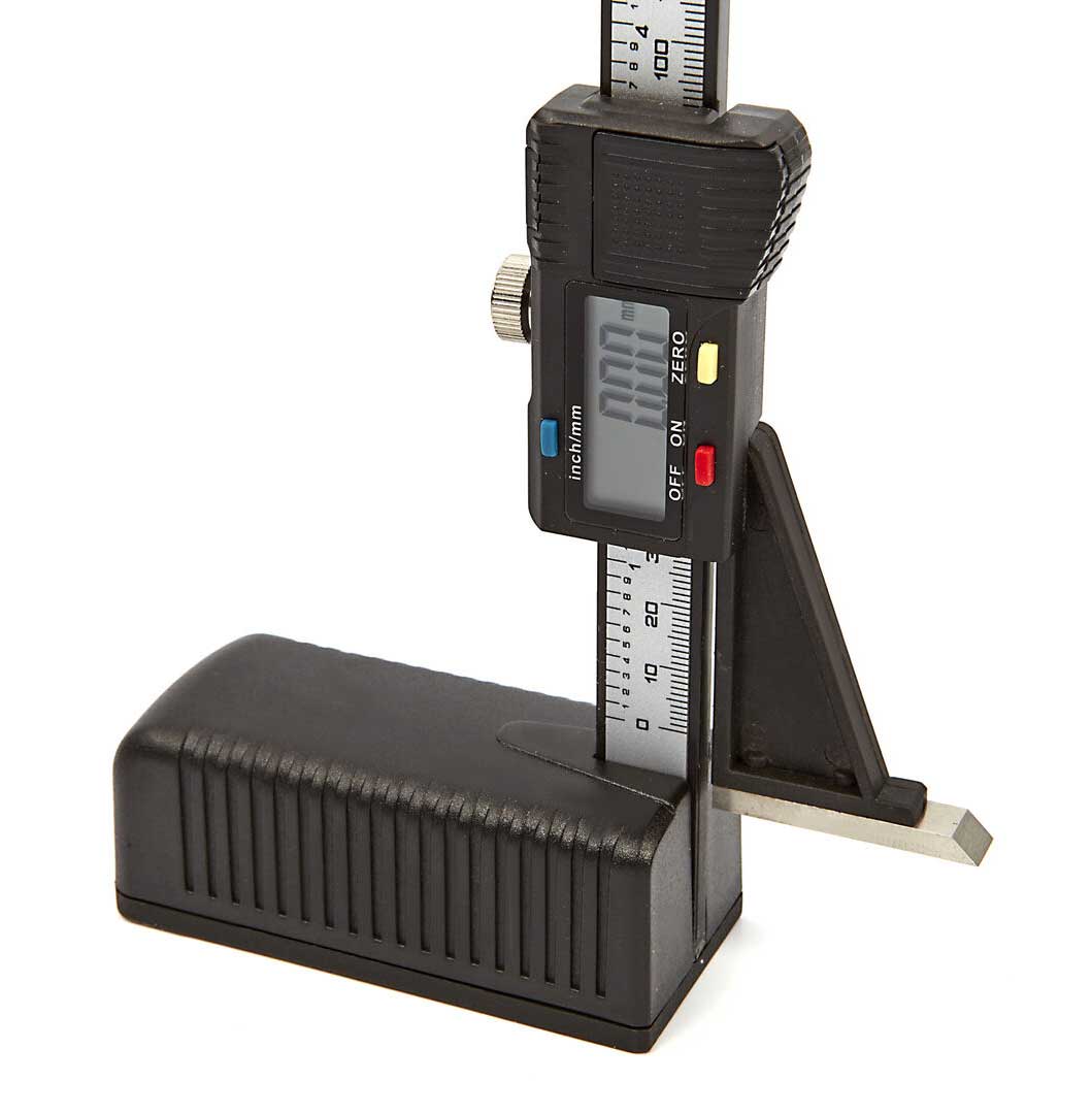 Digitální výškoměr s magnetickou základnou, s rozsahem měření do 150 mm