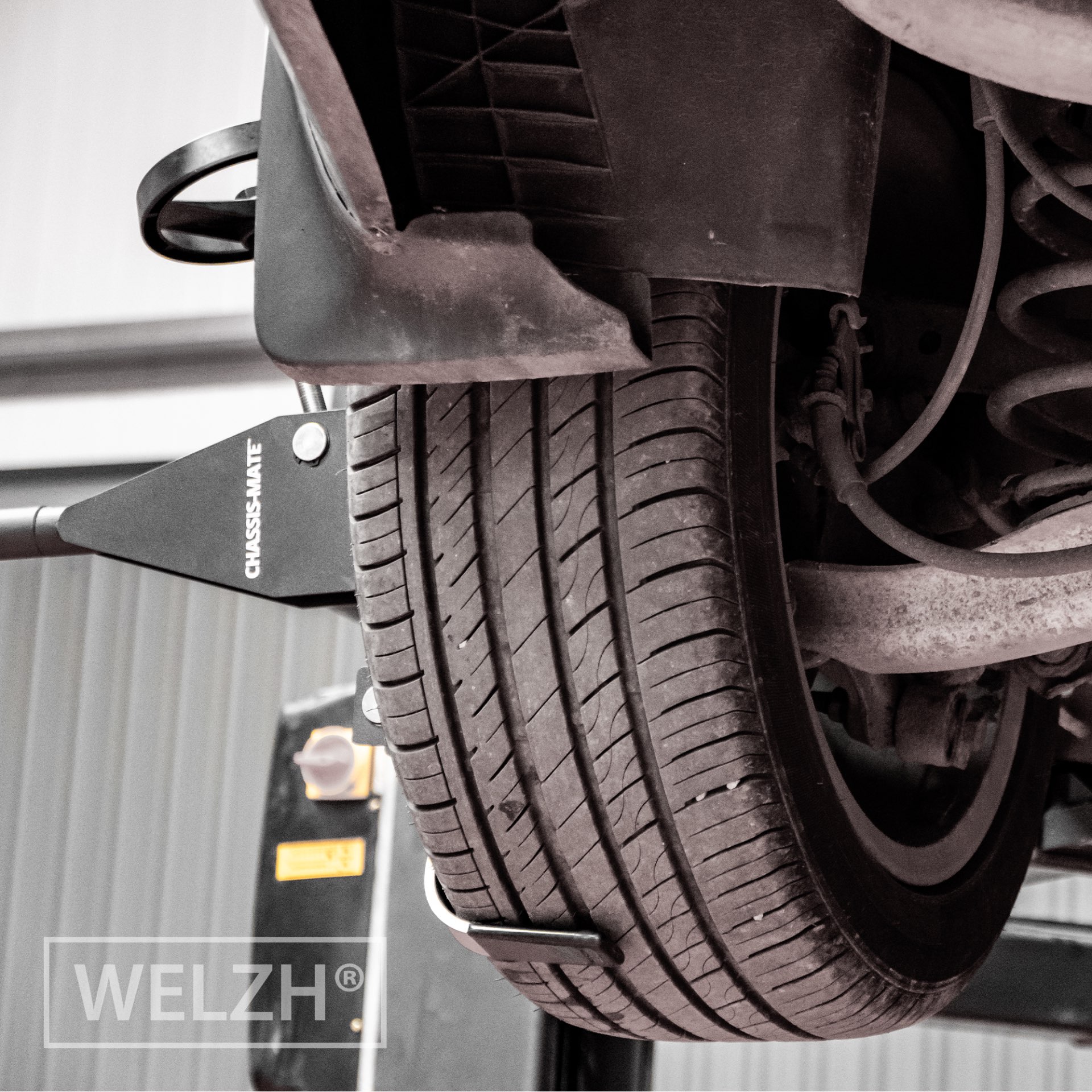 Chassis-Mate™- univerzální  nástroj pro montáž kol, rychlou výměnu pneumatik a testování odpružení, Welzh