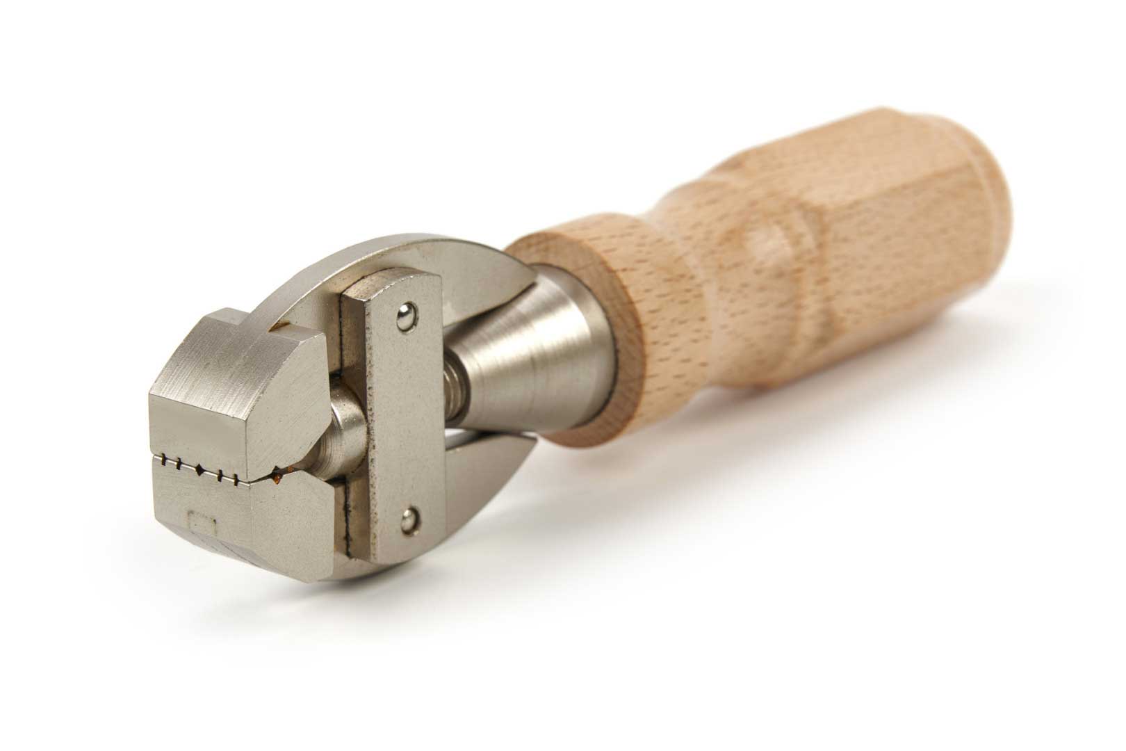 Malý ruční svěrák 15 mm s utahovací rukojetí pro drobné práce, celková délka 140 mm