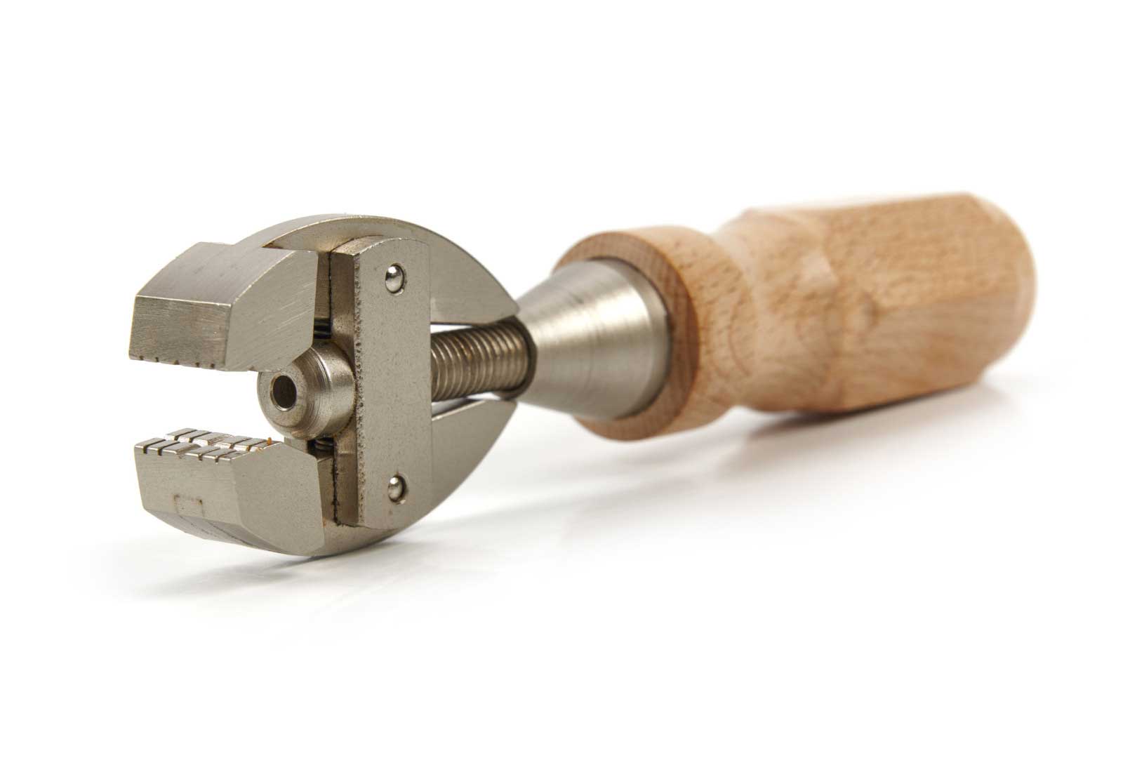Malý ruční svěrák 15 mm s utahovací rukojetí pro drobné práce, celková délka 140 mm