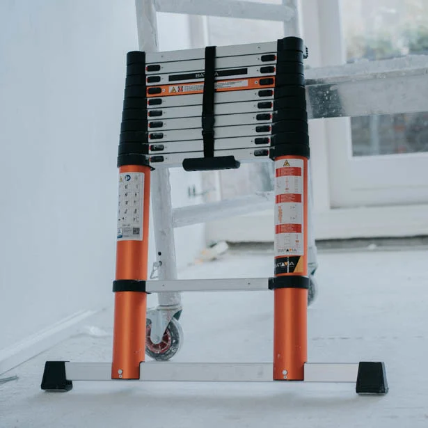 Hliníkový žebřík teleskopický, kvalitní zpracování, délka 3,27m, 10 příček, nosnost 150kg, BATAVIA