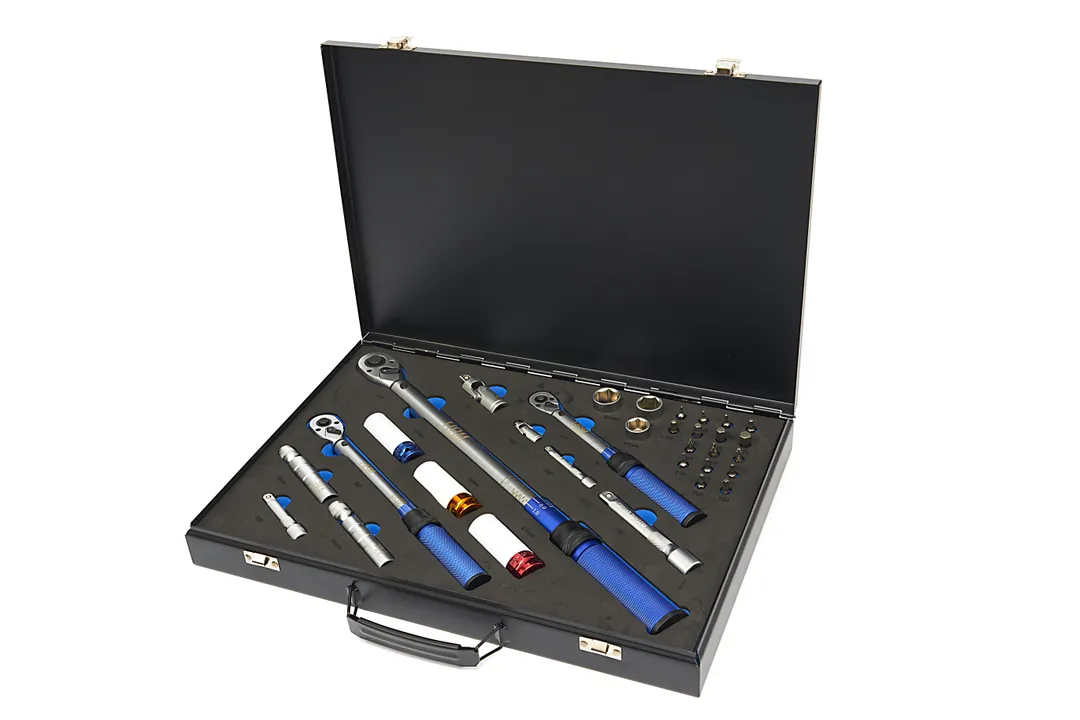 Profesionální momentové klíče 1/4", 3/8", 1/2", rozsah 5 - 220 Nm, obousměrné, kalibrační protokol, se sadou nástavců - 32 ks