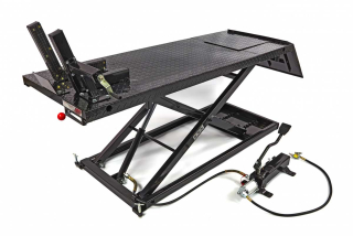 Robustní motocyklový zvedák 500 s hydraulicko-pneumatickým ovládáním, zvednutí až 700 kg, hmotnost 200 kg, černý