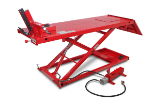 Robustní motocyklový zvedák 500 s hydraulicko-pneumatickým ovládáním, zvednutí až 700 kg, hmotnost 200 kg
