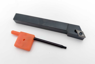 Soustružnický nůž SDJC levý 1/2" (12,7 mm) s výměnným VBD plátkem, DCMT 06, Warco